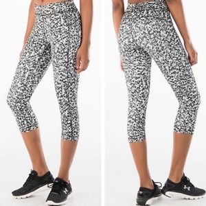 2/$30 Under Armour Black Camo Compression Crop Leggings